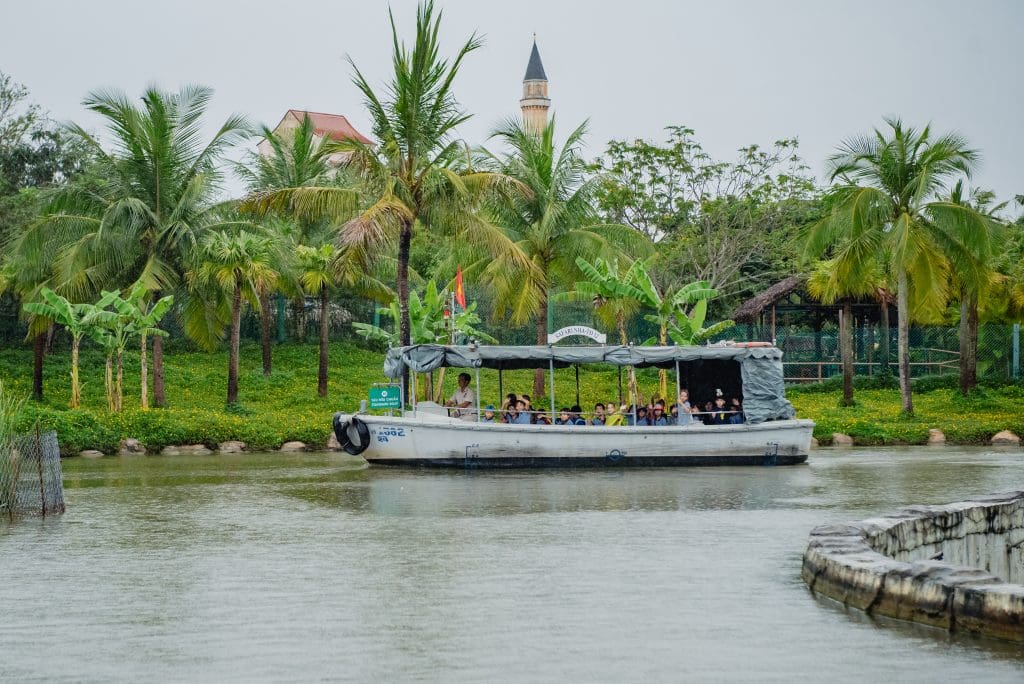 Học sinh HAIS trải nghiệm tại VinWonder