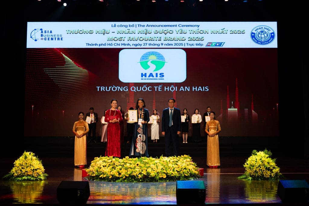 Bà Trần Hạnh An, đại diện trường Quốc tế Hội An nhận giải thưởng